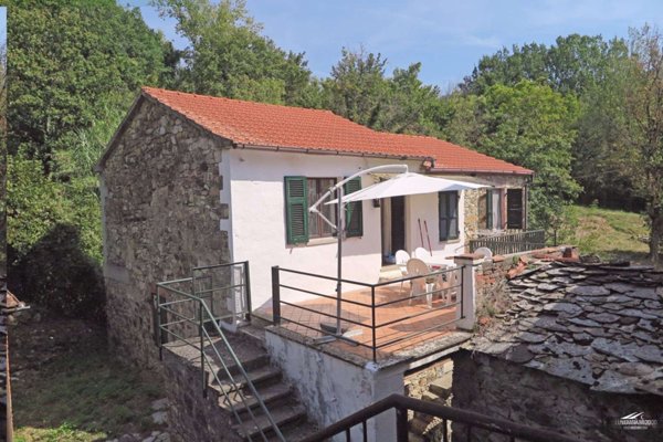casa indipendente in vendita a Carrara