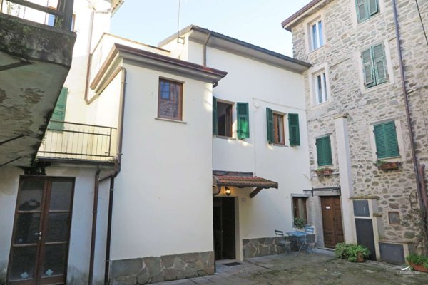 casa indipendente in vendita a Carrara