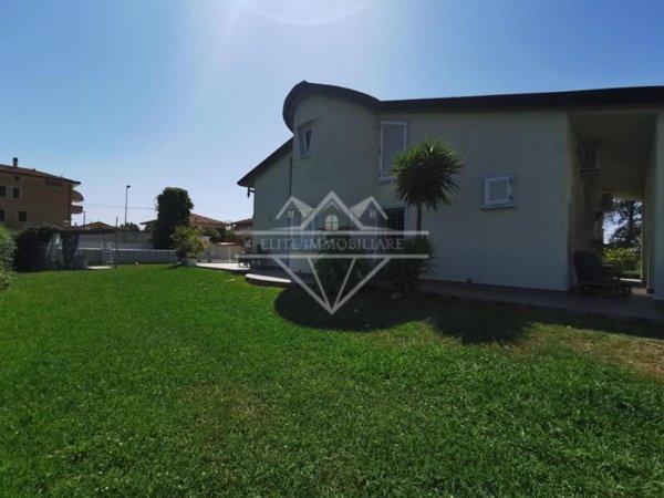 casa indipendente in vendita a Carrara in zona Marina di Carrara