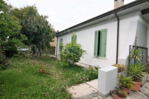casa indipendente in vendita a Carrara in zona Marina di Carrara