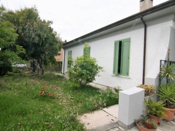 casa indipendente in vendita a Carrara in zona Marina di Carrara