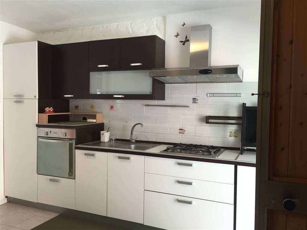 intera palazzina in vendita a Carrara in zona Stabbio