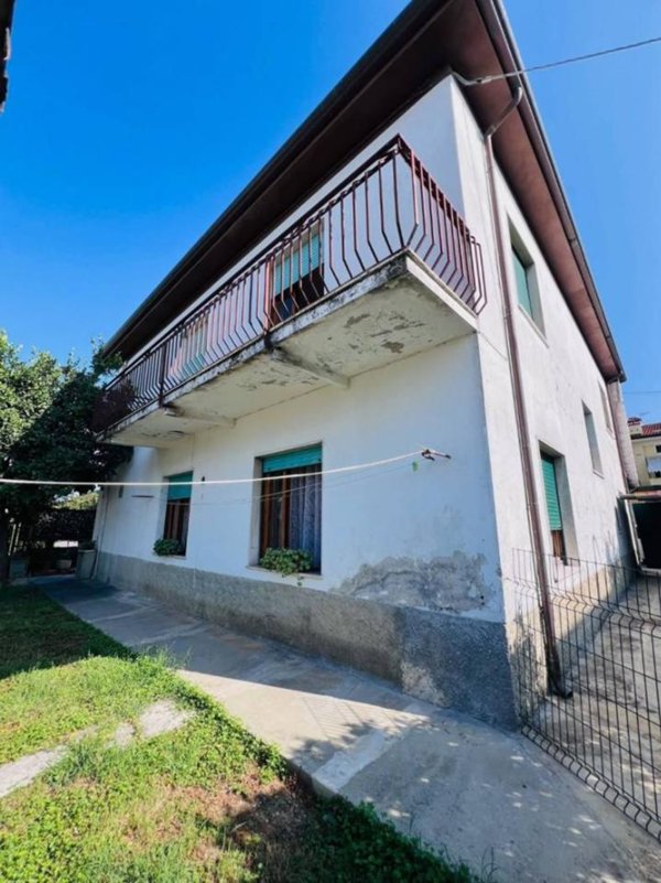 casa indipendente in vendita a Carrara in zona Avenza