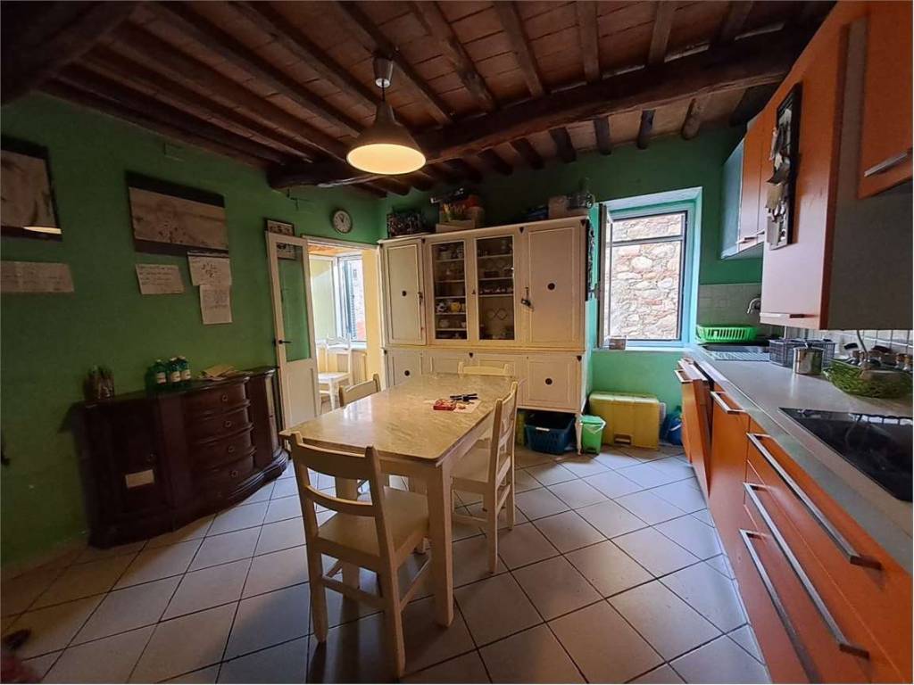 casa indipendente in vendita a Carrara in zona Avenza