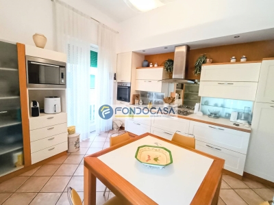 appartamento in vendita a Carrara in zona Marina di Carrara