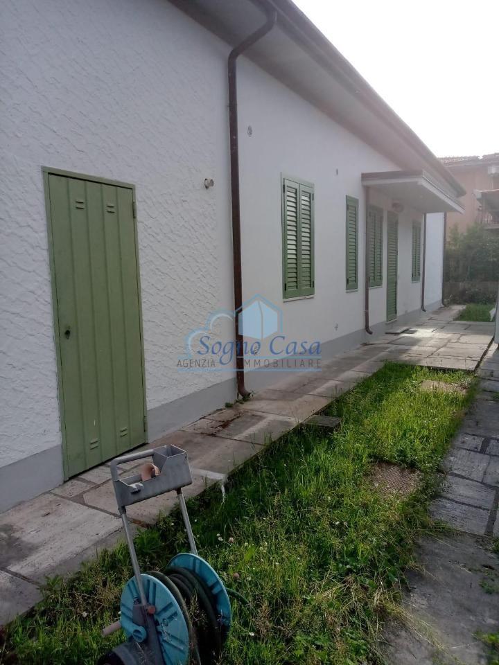 casa indipendente in vendita a Carrara in zona Marina di Carrara