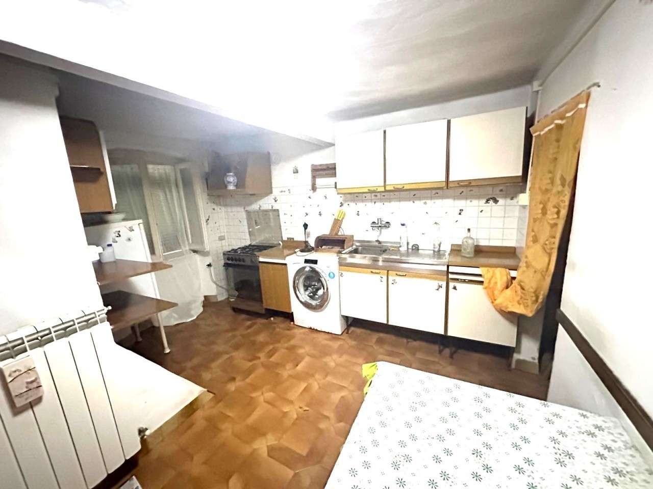 intera palazzina in vendita a Carrara in zona Fossola