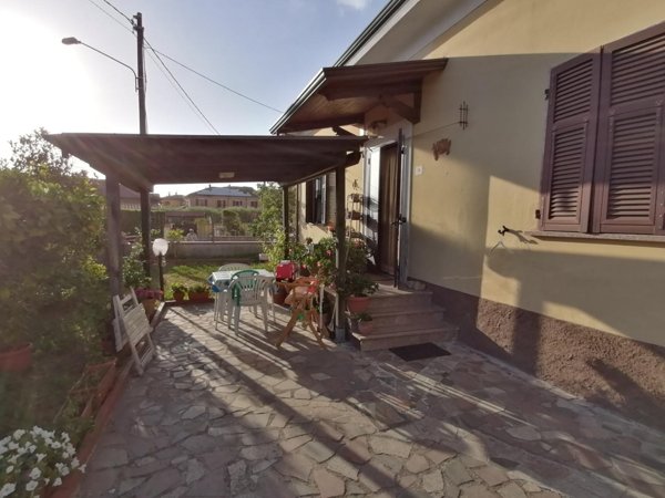 casa indipendente in vendita a Carrara in zona Fossone