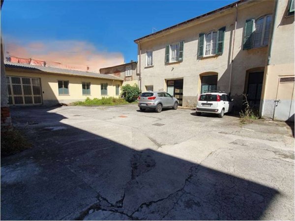 intera palazzina in vendita a Carrara in zona Avenza
