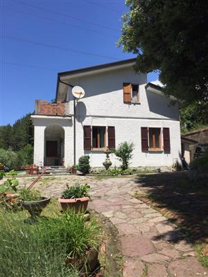 casa indipendente in vendita a Carrara