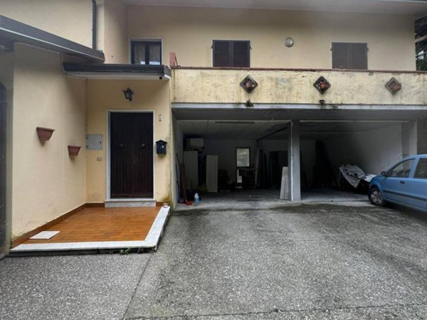 casa indipendente in vendita a Carrara in zona Codena