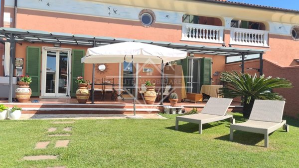 casa indipendente in vendita a Carrara in zona Marina di Carrara