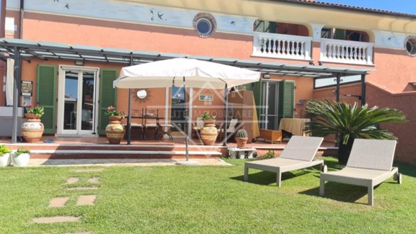 casa indipendente in vendita a Carrara in zona Marina di Carrara