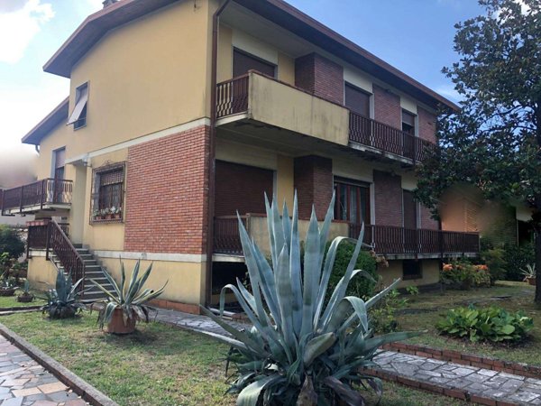 casa indipendente in vendita a Carrara