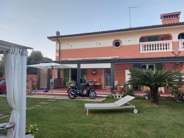 appartamento in vendita a Carrara in zona Marina di Carrara