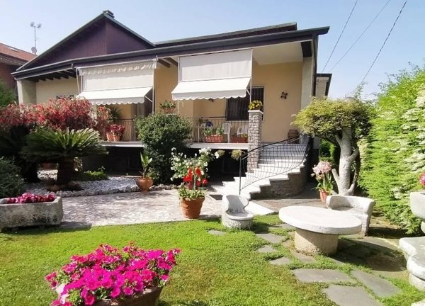casa indipendente in vendita a Carrara in zona Marina di Carrara