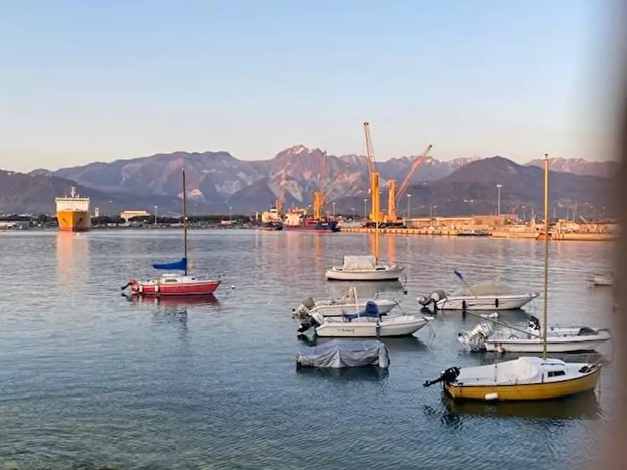negozio in vendita a Carrara in zona Marina di Carrara