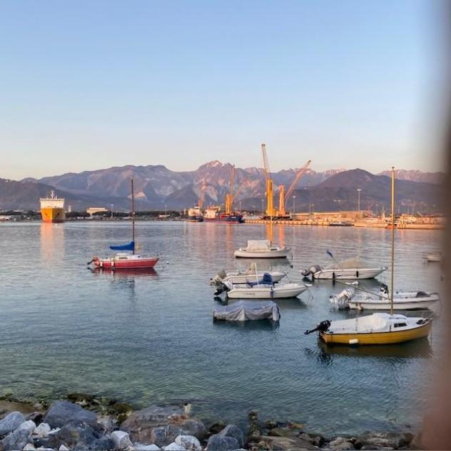 negozio in vendita a Carrara in zona Marina di Carrara