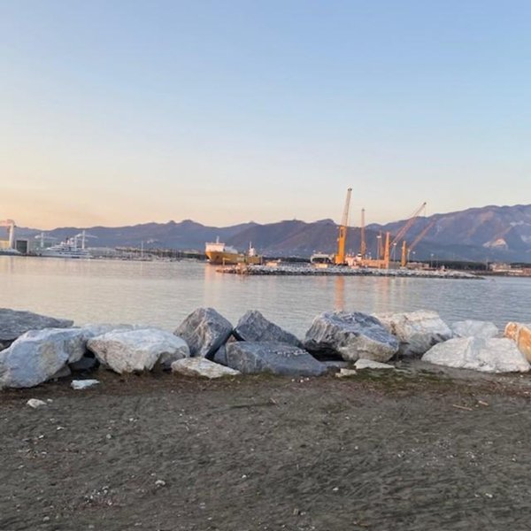 negozio in vendita a Carrara in zona Marina di Carrara