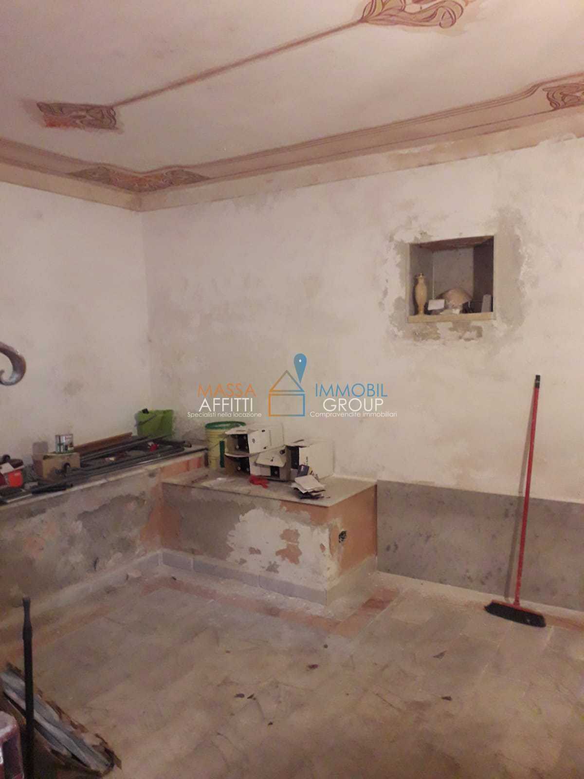 locale di sgombero in vendita a Carrara in zona Centro Città