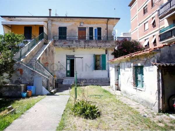 casa indipendente in vendita a Carrara in zona Marina di Carrara