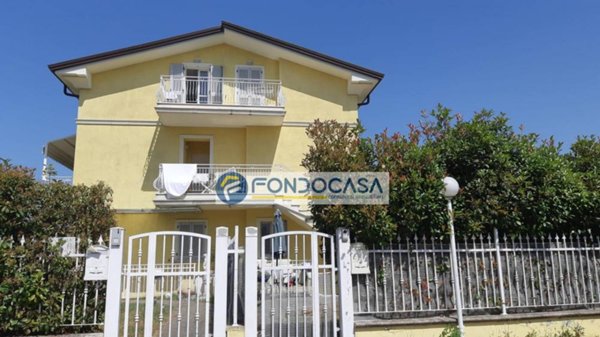 appartamento in vendita a Carrara in zona Marina di Carrara