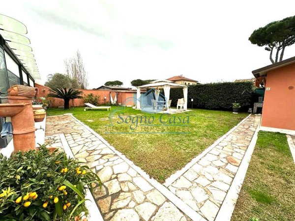 casa semindipendente in vendita a Carrara in zona Marina di Carrara