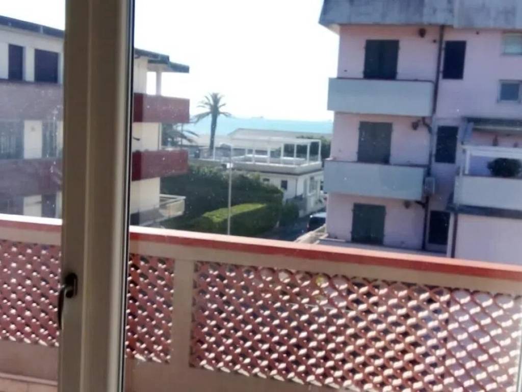 appartamento in vendita a Carrara in zona Marina di Carrara