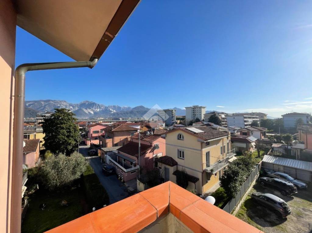 appartamento in vendita a Carrara in zona Marina di Carrara