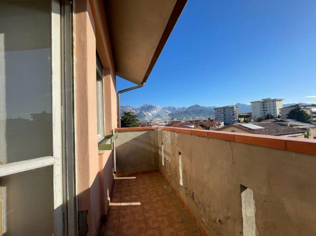 appartamento in vendita a Carrara in zona Marina di Carrara
