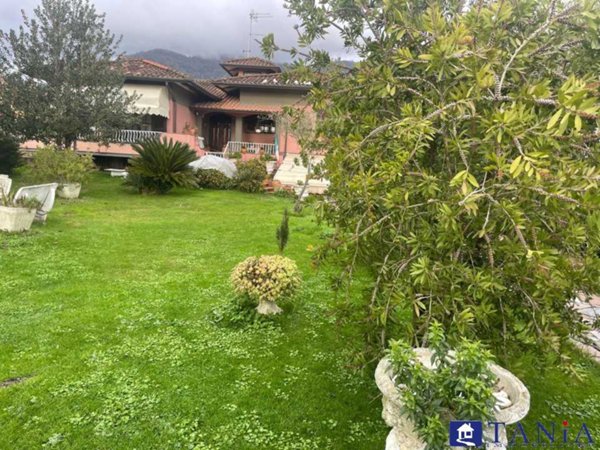 casa indipendente in vendita a Carrara in zona Fossone