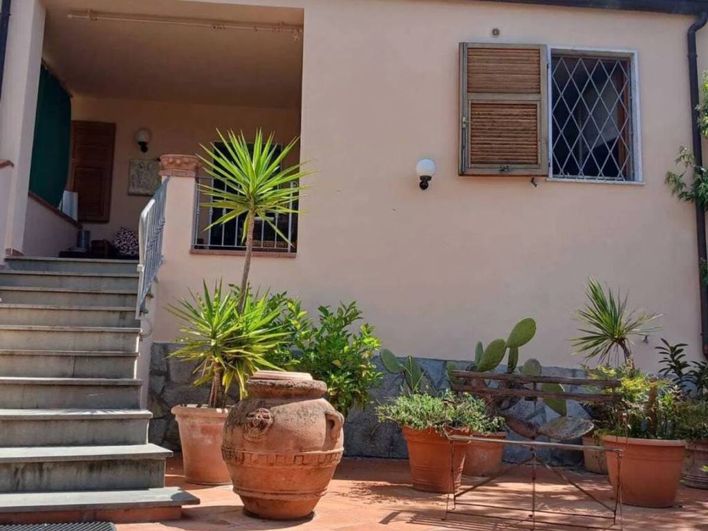 casa indipendente in vendita a Carrara in zona Fossola