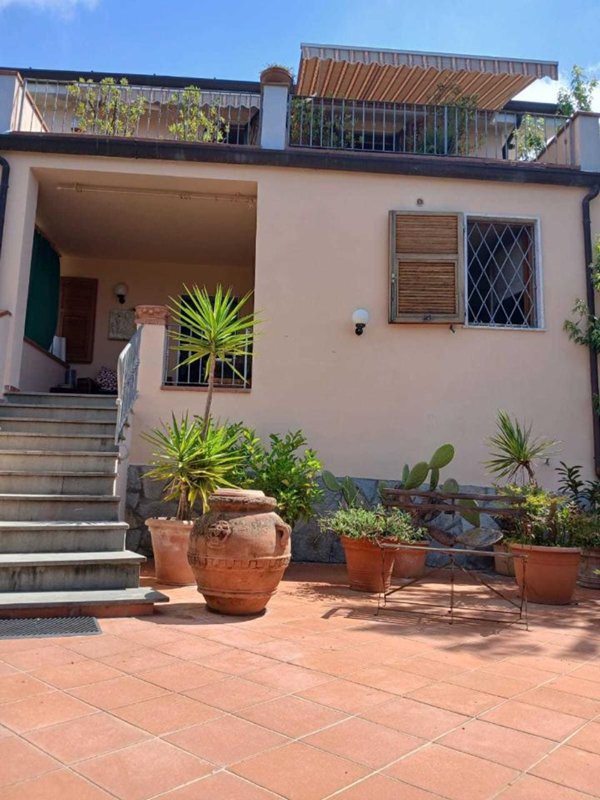 casa indipendente in vendita a Carrara in zona Fontia