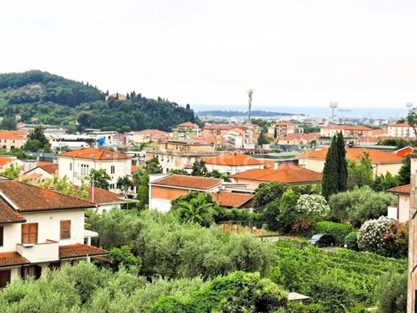 appartamento in vendita a Carrara in zona Fossola
