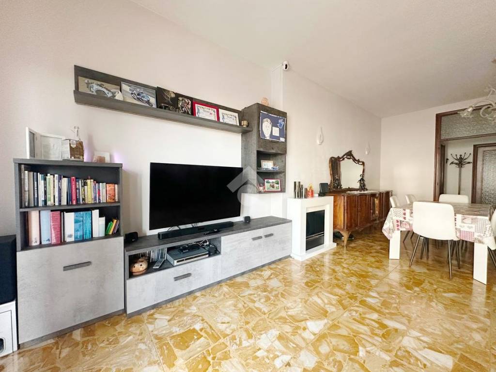 appartamento in vendita a Carrara in zona Marina di Carrara