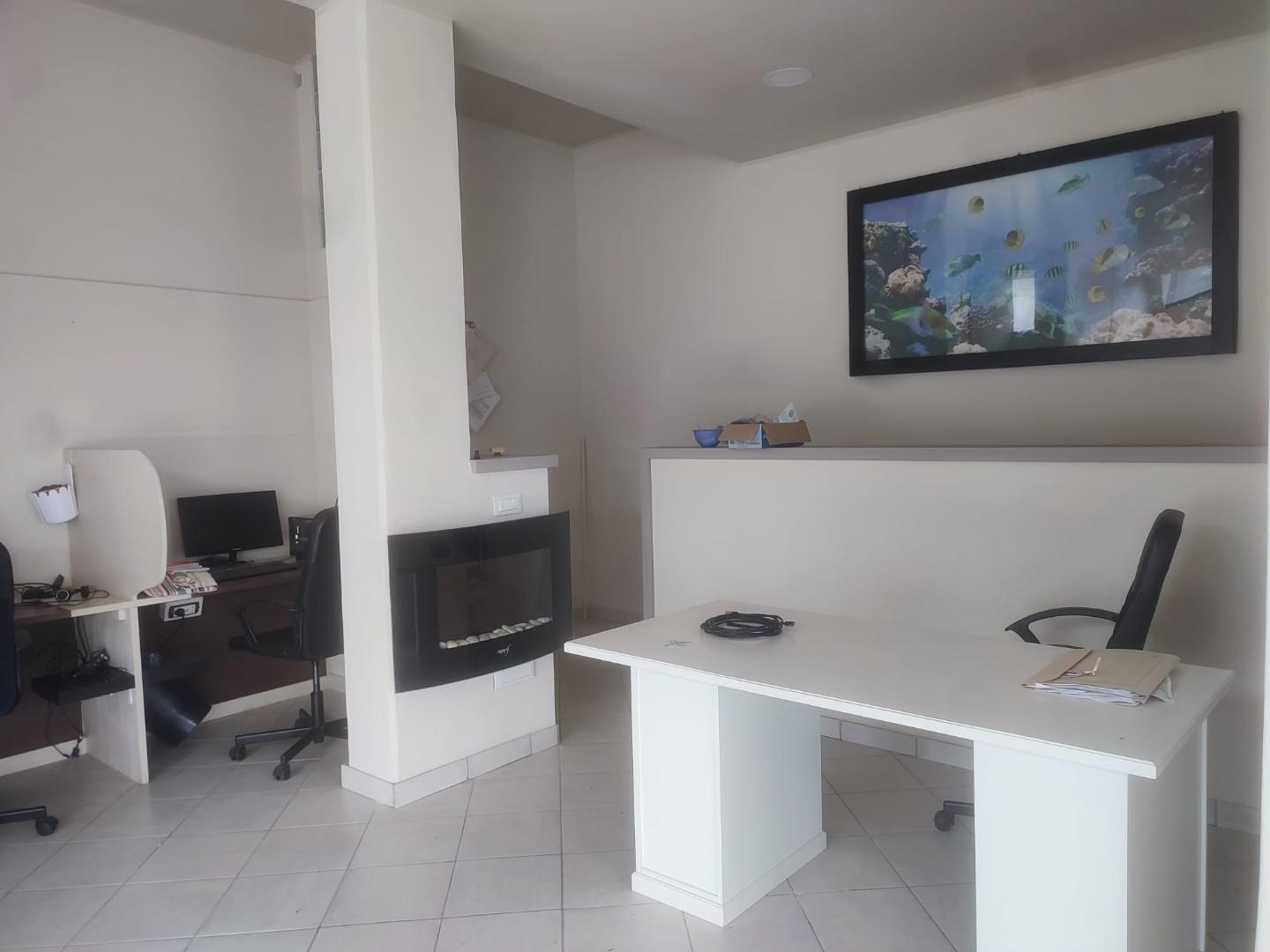 locale commerciale in vendita a Carrara in zona Avenza