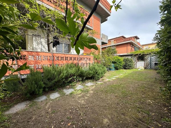 appartamento in vendita a Carrara in zona Marina di Carrara