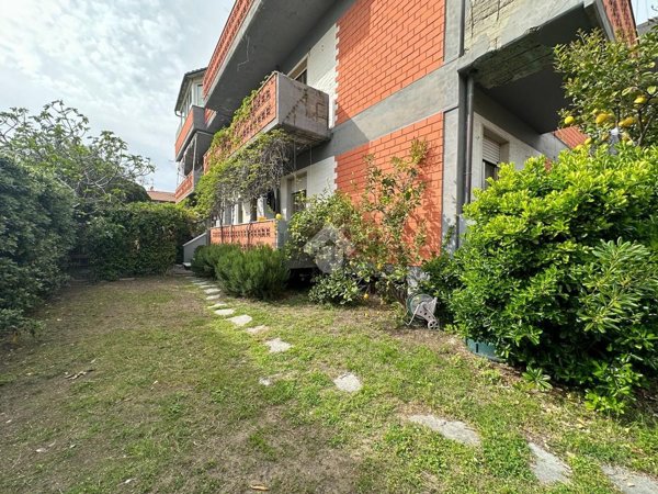 appartamento in vendita a Carrara in zona Marina di Carrara