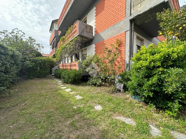 appartamento in vendita a Carrara in zona Marina di Carrara