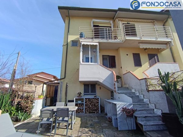 casa indipendente in vendita a Carrara in zona Marina di Carrara