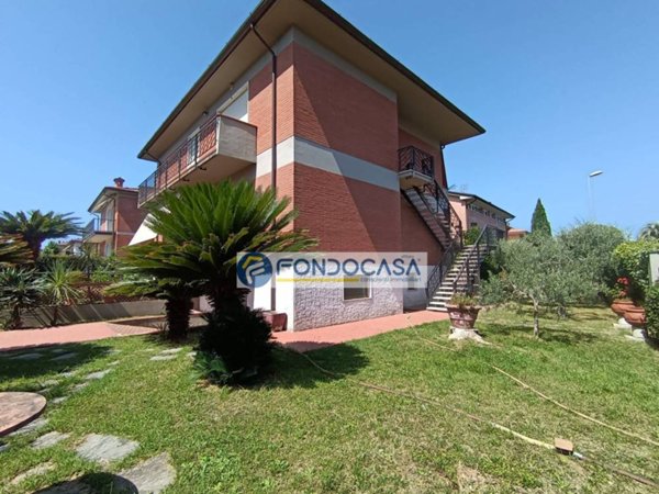 casa indipendente in vendita a Carrara
