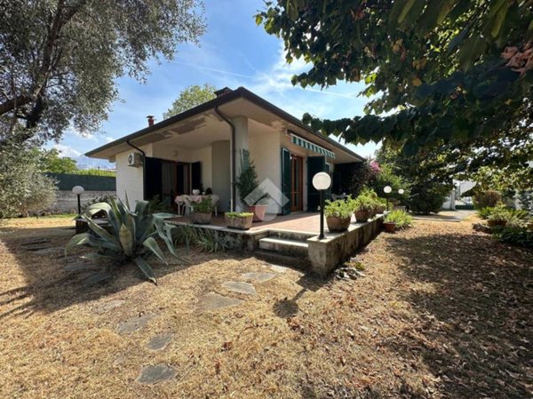 casa indipendente in vendita a Carrara in zona Nazzano