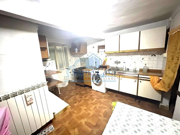 intera palazzina in vendita a Carrara in zona Fossola