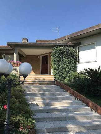 casa indipendente in vendita a Carrara in zona Marina di Carrara