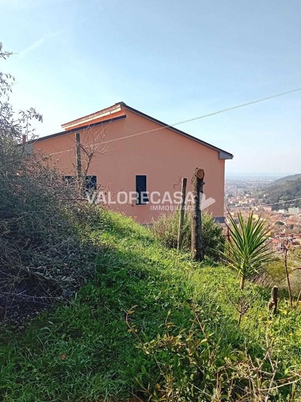 casa indipendente in vendita a Carrara in zona Sorgnano