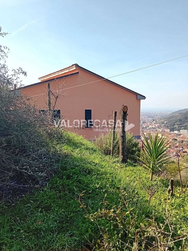 casa indipendente in vendita a Carrara in zona Torano
