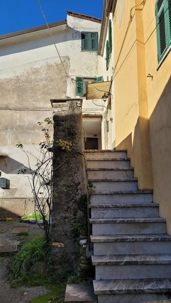 casa indipendente in vendita a Carrara in zona Fossola