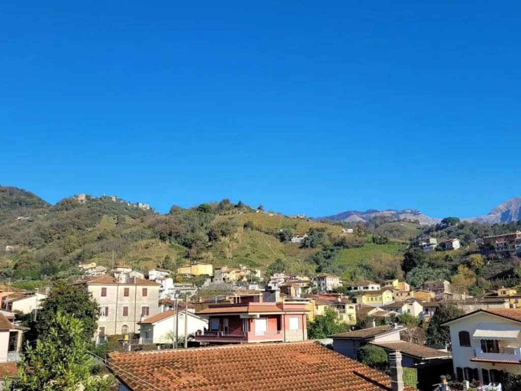 casa indipendente in vendita a Carrara in zona Fossola