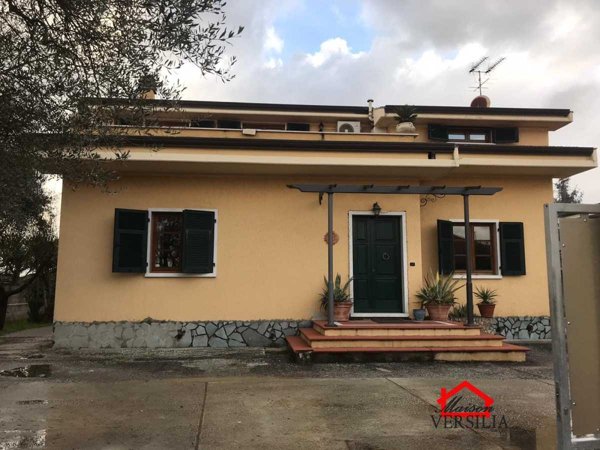 casa indipendente in vendita a Carrara in zona Fossone