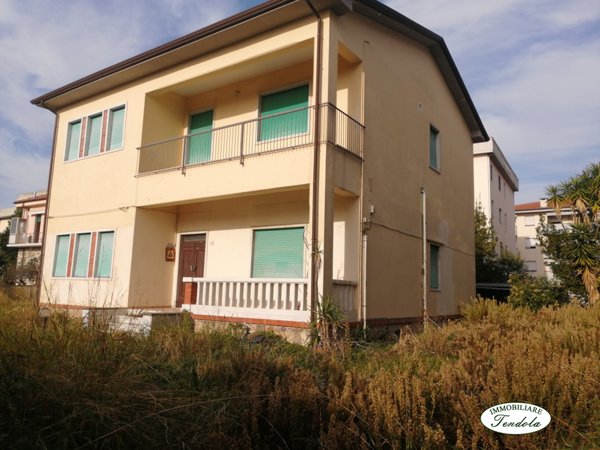 casa indipendente in vendita a Carrara in zona Avenza